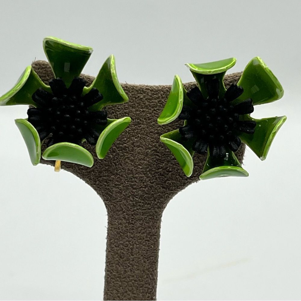 Vintage Bold Green enamel and Black clip on flower 3D Retro Earrings